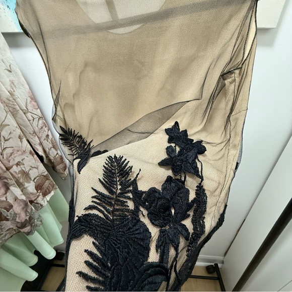 Alexander McQueen Elegant Black Floral Embroidered Silk Top - Picture 6 of 16